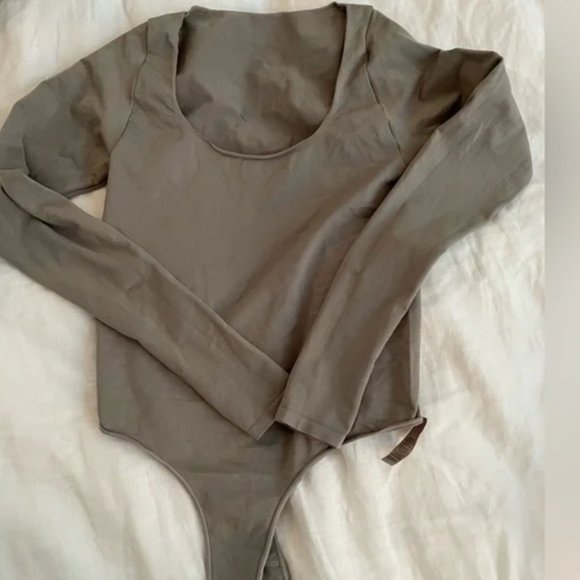 SKIMS Essential Long Sleeve Scoop Neck Bodysuit Size S/M Color Pacific Grey - Picture 2 of 3